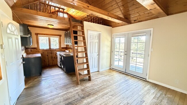 Building Photo - Loft Cabin in Pine Cove