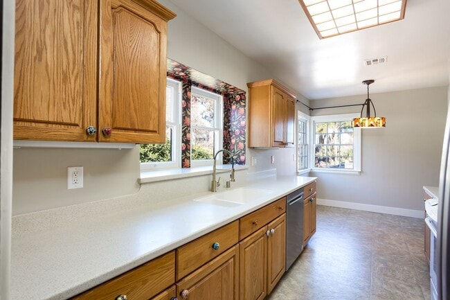 Building Photo - Charming Home in Kensington