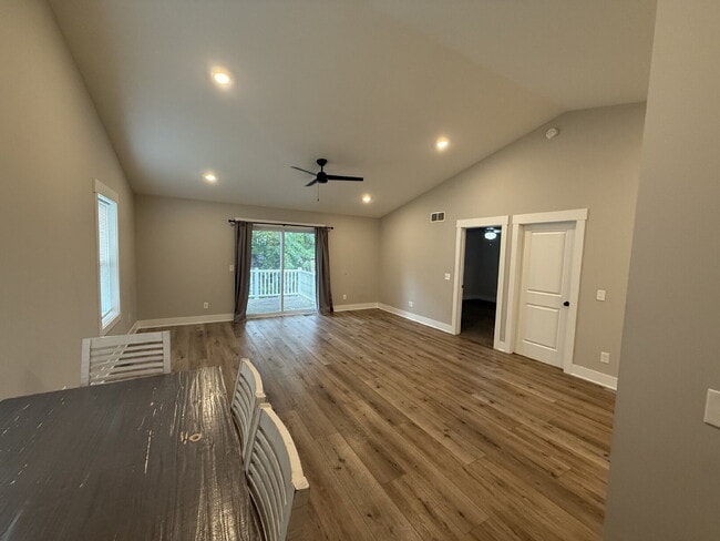 Building Photo - 3 bed, 2 bath Townhouse SE Grand Rapids