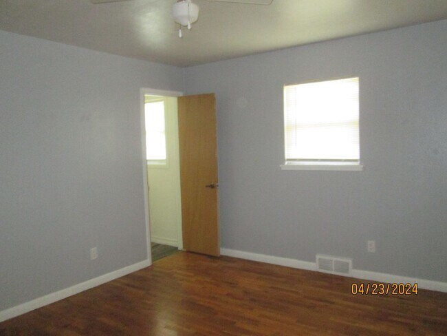 Building Photo - HOUSE -- 3 bedrooms, 2 bathrooms, Garage