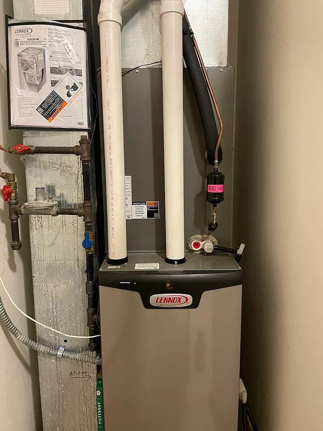 Building Photo - 2102 Seminole St