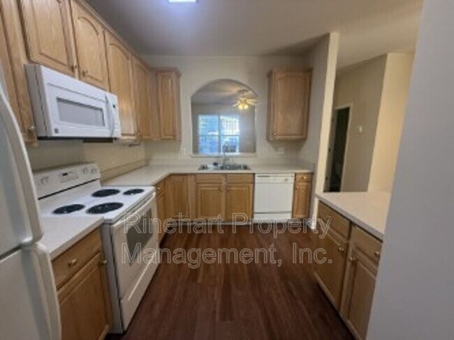 Building Photo - 2413 Woodridge Dr