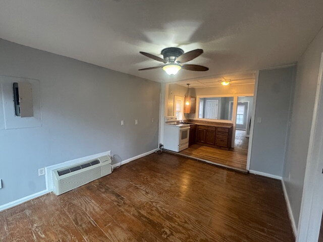 Building Photo - Move In Special 1/2 Off First Full Months' Rent with move in by 4/15/2026- Pet Friendly, Fenced-i...