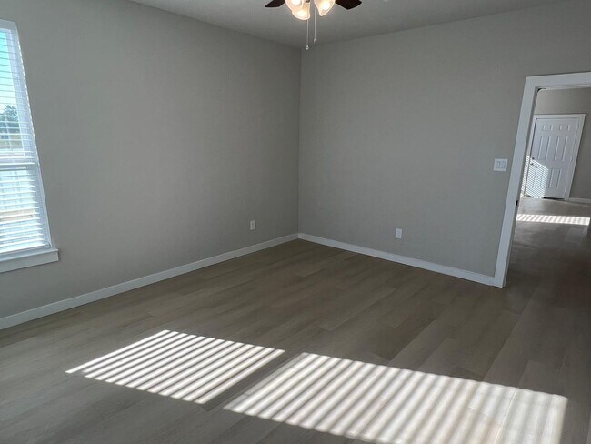Building Photo - 3479 Valley Vista Dr