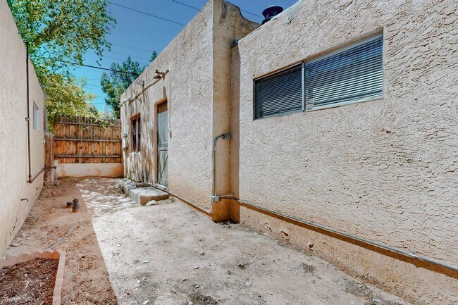 Building Photo - 212 Mesa St SE