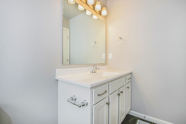 Building Photo - Newer 4 Bedroom for Lease