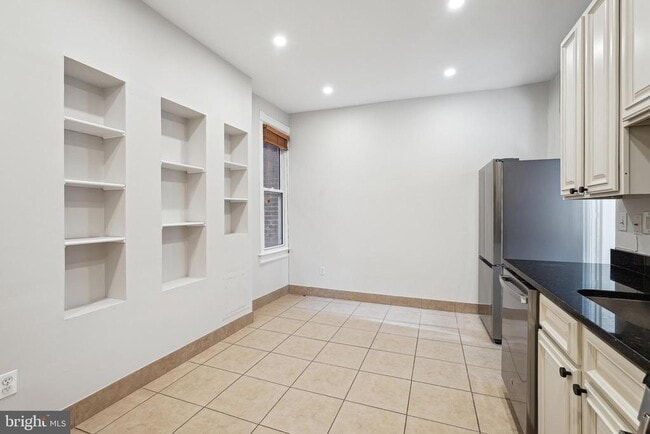 Building Photo - 1221 D St NE