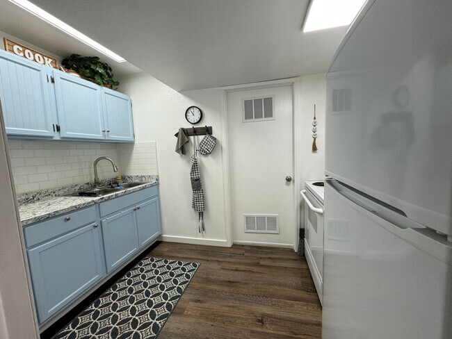 Building Photo - 7650 Conifer Dr