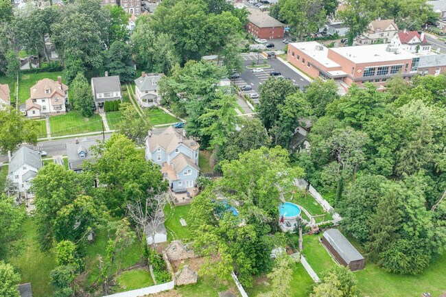 Building Photo - 139 W 4th Ave