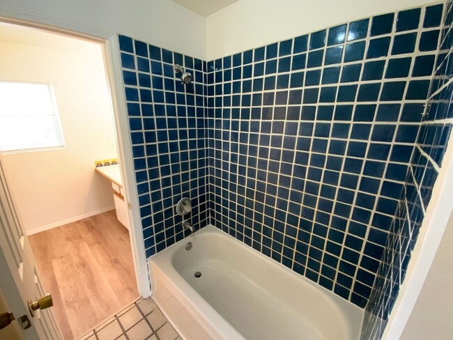 Building Photo - 3 Bedroom Townhome Available Near Albuquer...