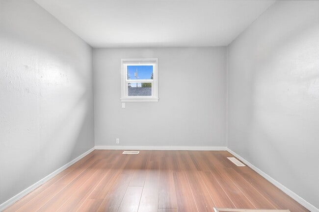 Building Photo - 2 Bedroom, 1 Bathroom Available!