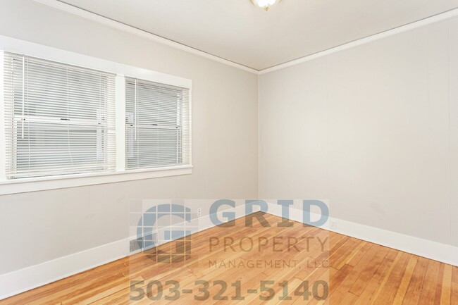 Building Photo - Two Bedroom Craftsman Available in Woodstock!