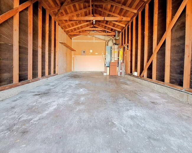 Building Photo - Charming 2bd Duplex With Private Yard & Garage