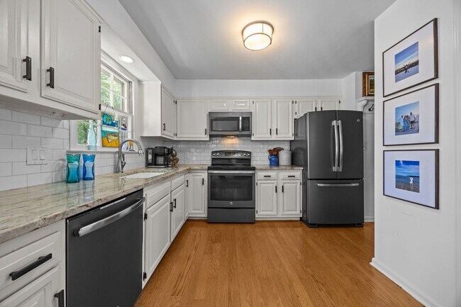 Building Photo - Gorgeous Mid-Century Modern Ranch in West Raleigh near NCSU and Lake Johnson - Fenced-in Backyard!