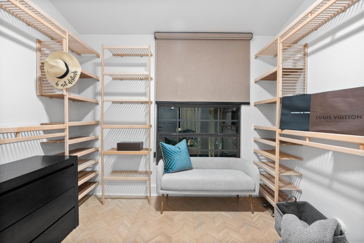 Building Photo - 516 Royal Plaza Dr