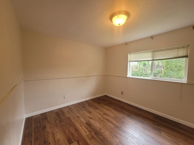 Building Photo - Charming 3 bedroom 2 bath.