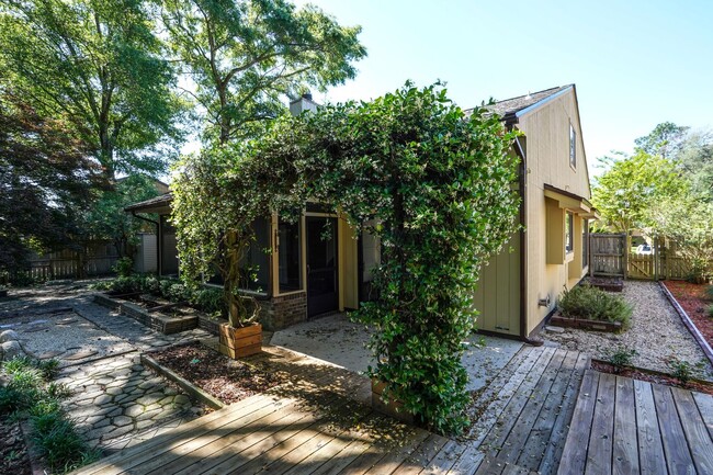 Building Photo - 4 BR / 2.5 BA – RARE FIND IN ROCKY BAYOU