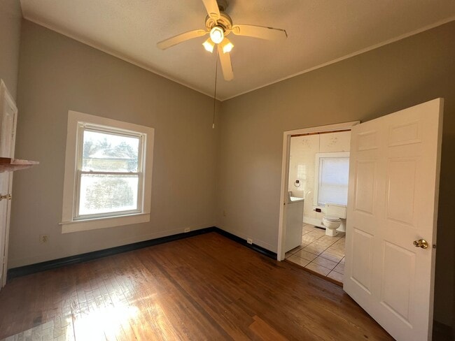 Building Photo - AVAILABLE TO SHOW!!!