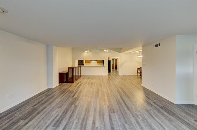 Building Photo - 2452 Country Club Dr