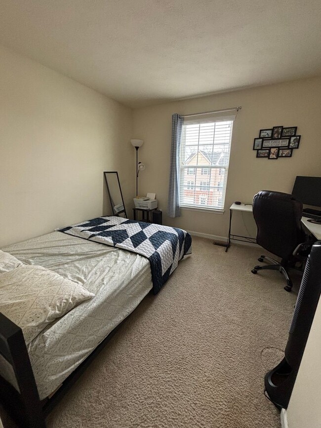 Building Photo - 3 Bedroom Townhome - Available March 1st!