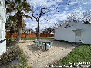 Building Photo - 2102 W Mistletoe Ave