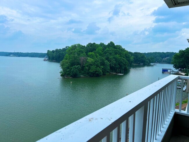Building Photo - Beautiful waterfront condo on Lake Wylie!