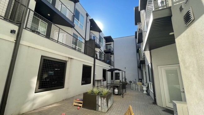 Building Photo - 1 bedroom 1 bath in SLC!