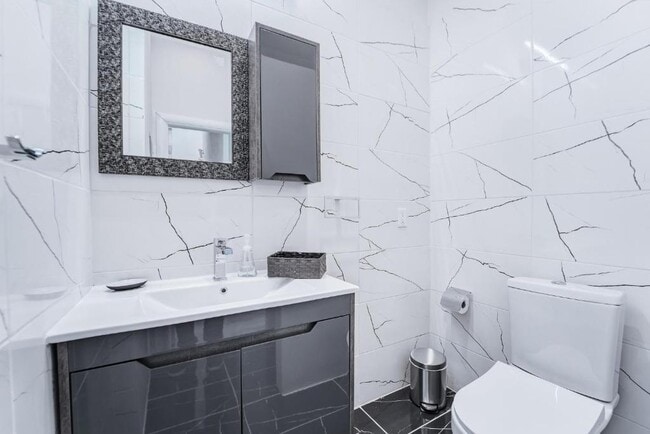 Building Photo - 1409 E M. Franklin Ave