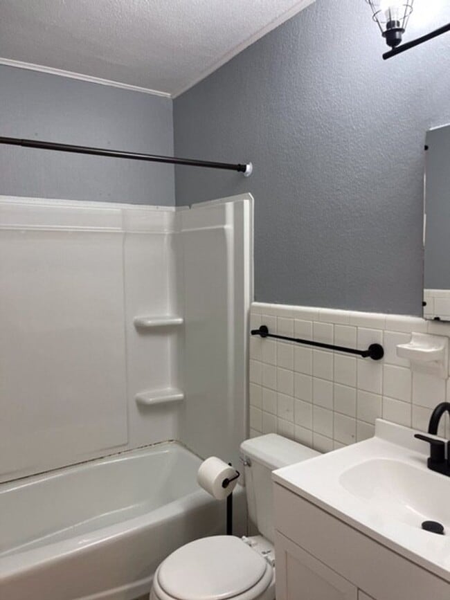 Building Photo - Great Location - Must See