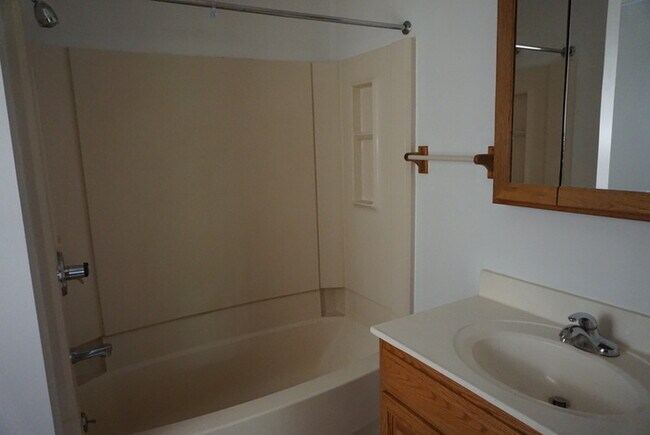 Building Photo - 2 BEDROOM HOUSE