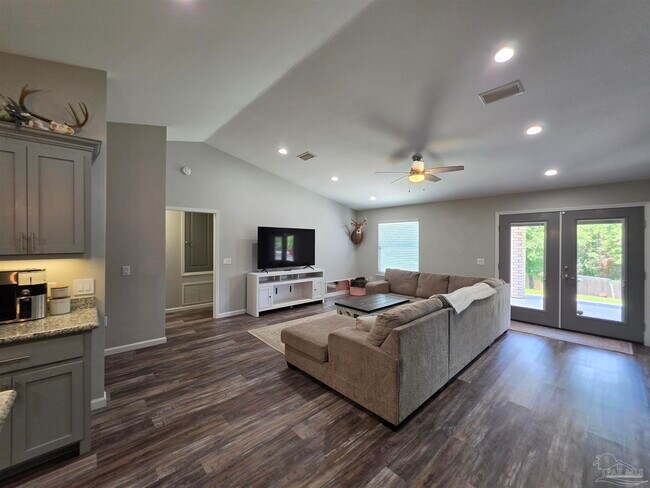 Building Photo - 5565 Riviera Dr