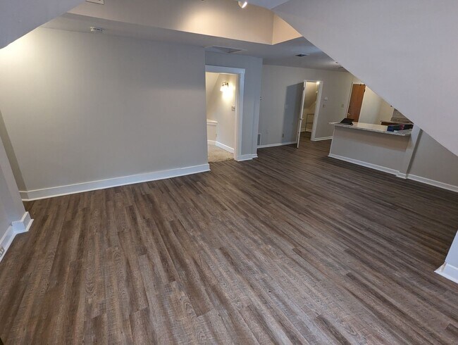Building Photo - 2153 Slane Ave