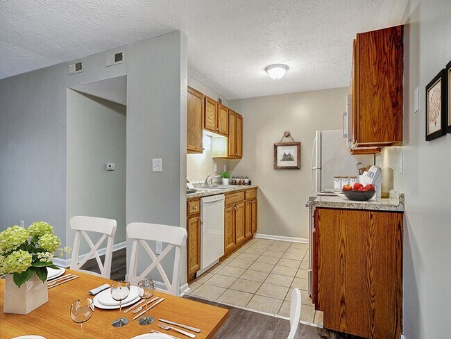 Building Photo - Pennington Court Apartments -  Washer/Drye...