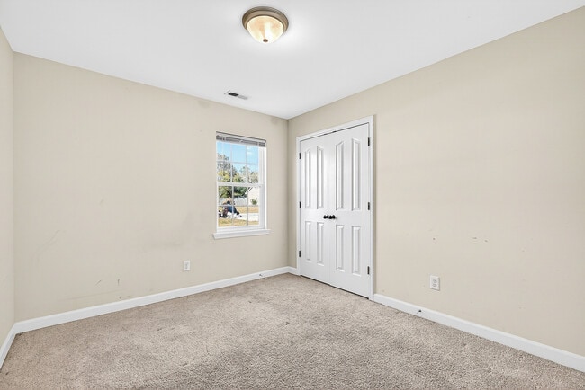 Building Photo - 130 Woodbury Farm Dr