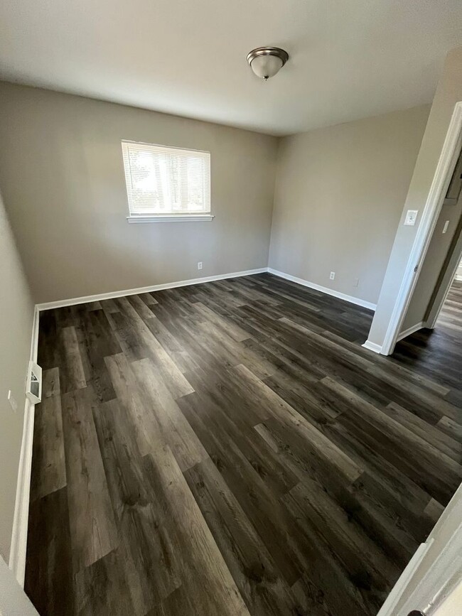 Building Photo - Updated great 3 bedroom house off Carver S...