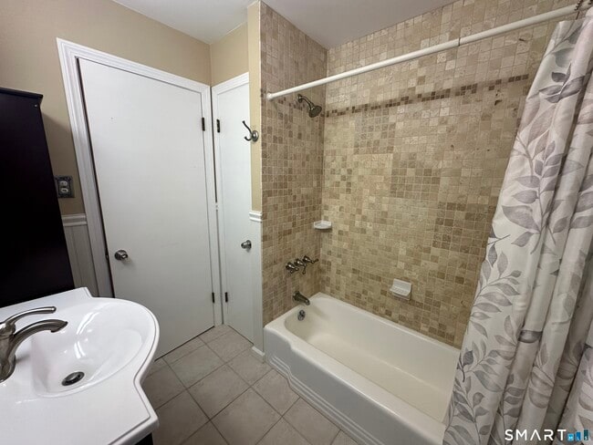 Building Photo - 18 Manchester Ave