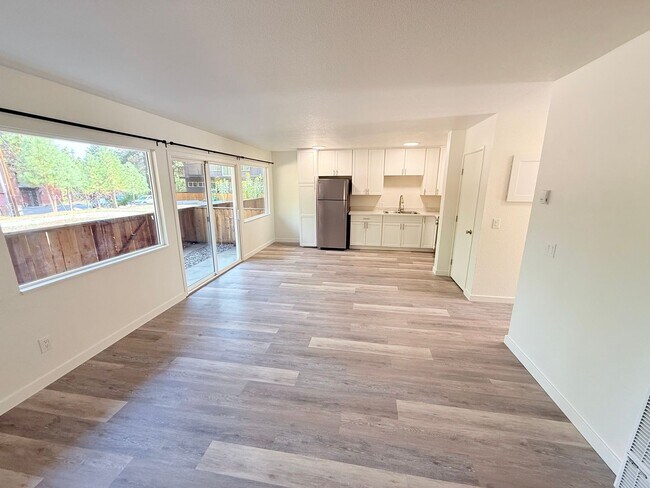 Building Photo - 2 bed 1 bath apartment for rent in South Lake Tahoe