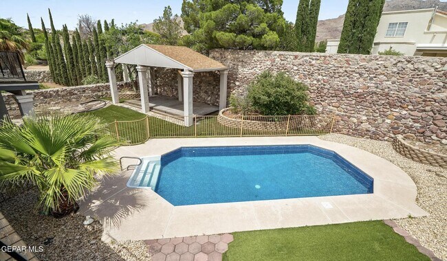 Building Photo - 908 Los Pinos Way