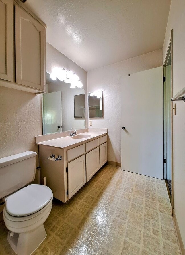 Building Photo - Beautiful Townhouse w/Laundry, Yard, Accepting Cats!