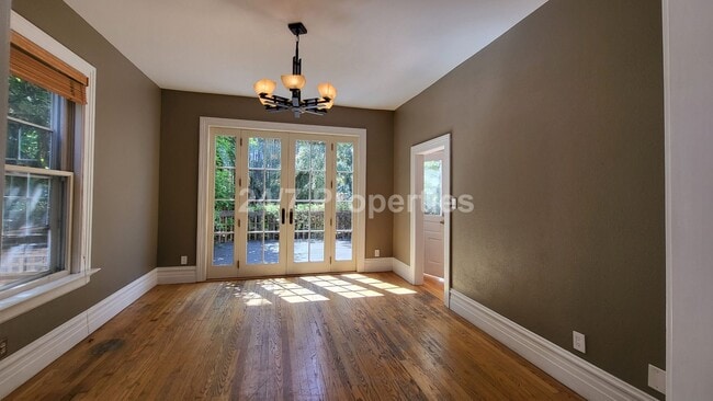 Building Photo - Beautiful Vintage 3 BD | 2.5 BA Home - Nob...