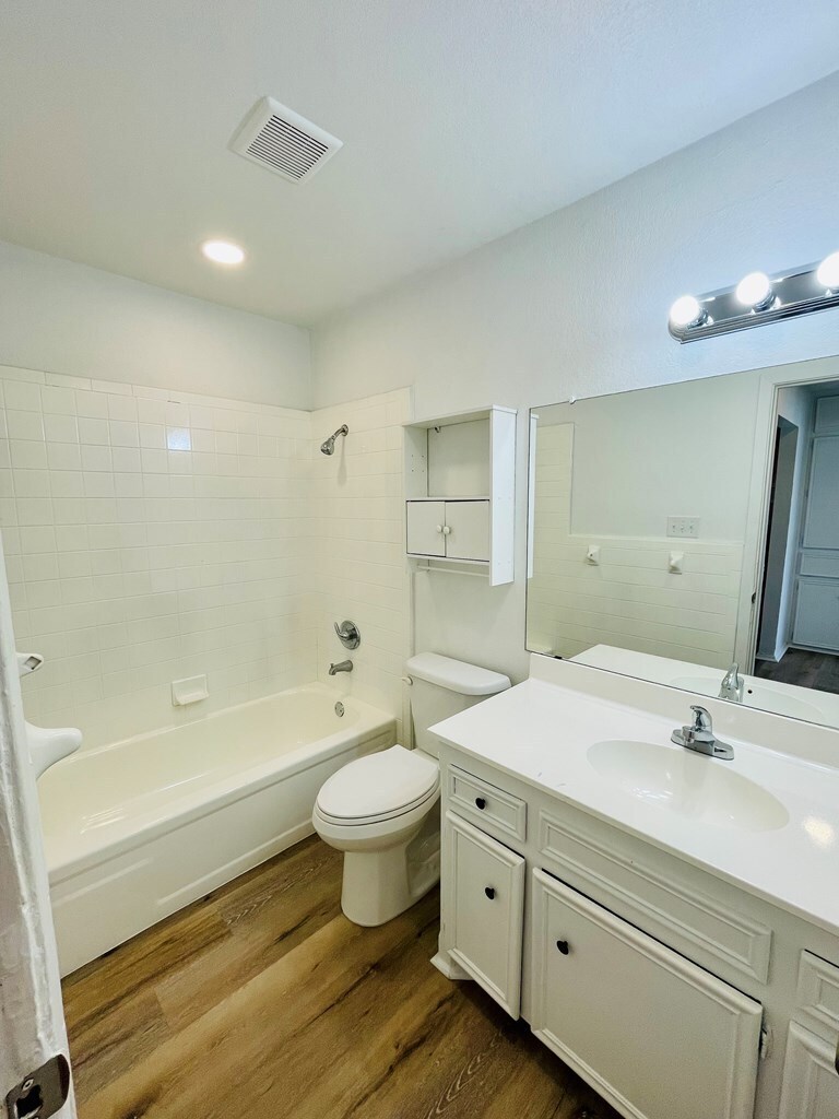 Building Photo - 1203 Redwood St