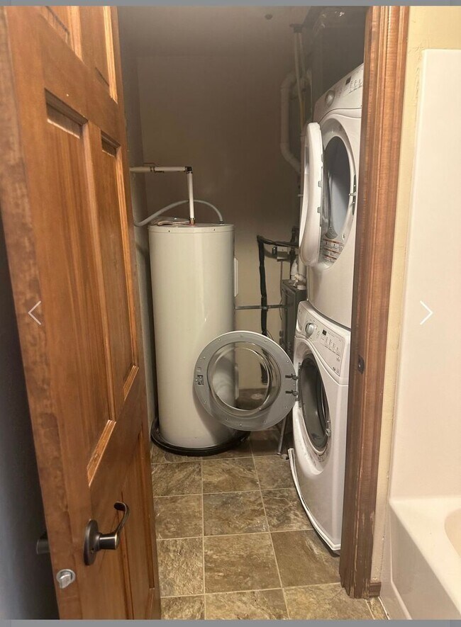 Building Photo - 2 Bedroom, 2 Bathroom Lower Available