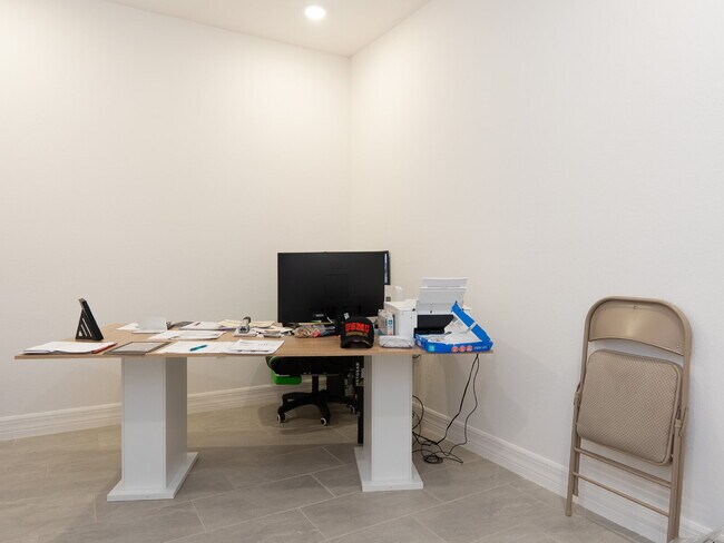 Building Photo - Move in now with zero deposit! This stunni...