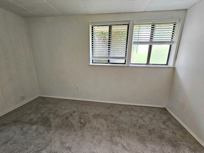 Building Photo - 323 Ridge Point Cir