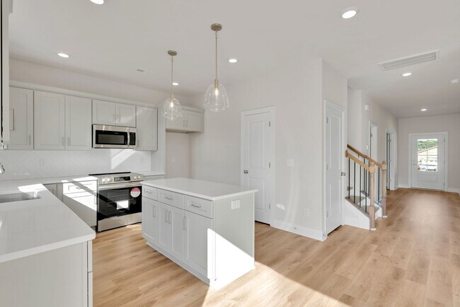 Building Photo - Beautiful 4BR 2.5BA Home w/ Full Appliance Kitchen • Garage Parking •