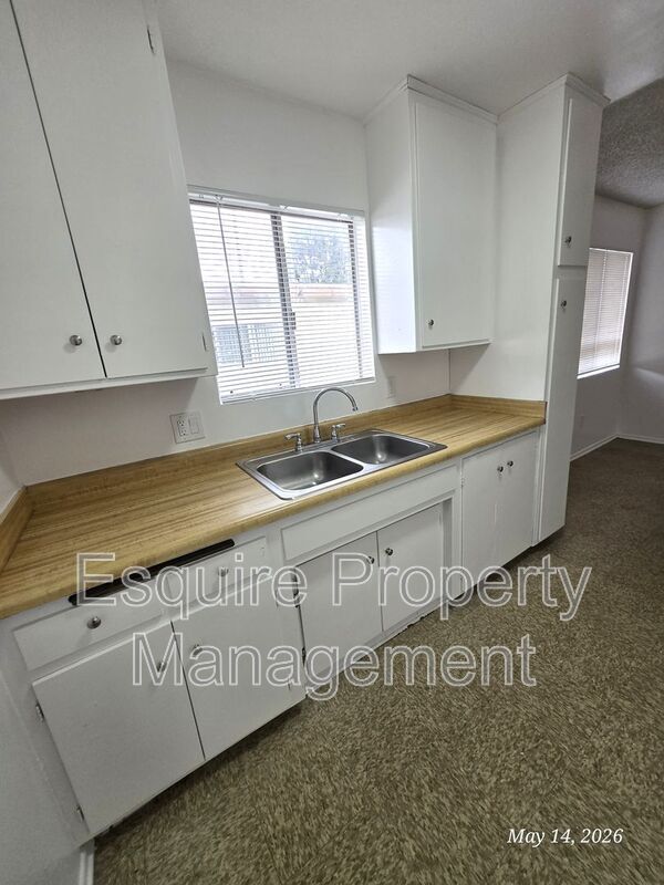 Building Photo - 2056 N Ventura Rd
