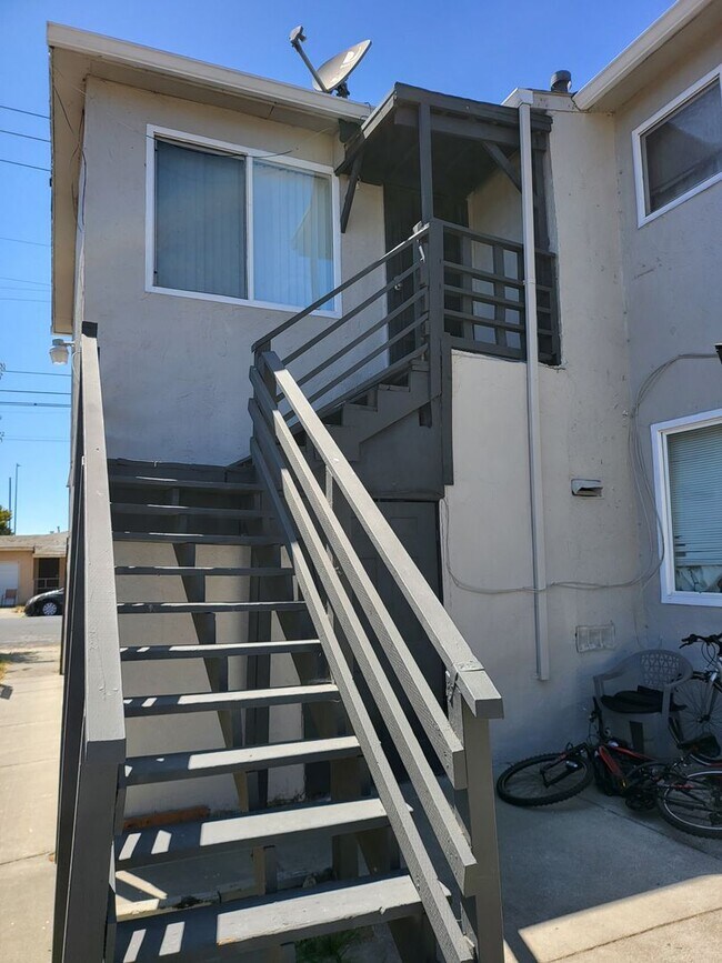 Building Photo - 418 C St