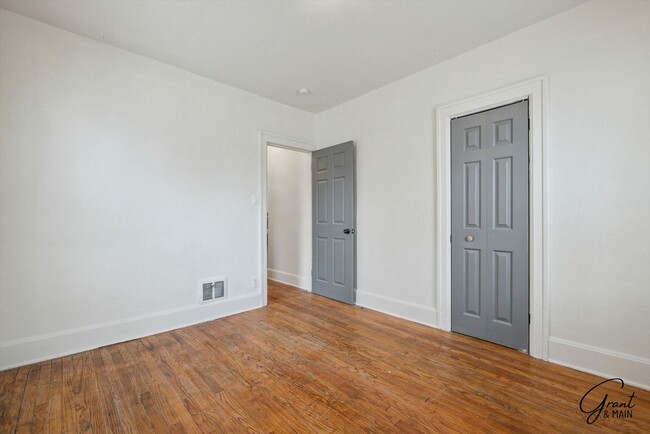 Building Photo - 3 bedroom $1450