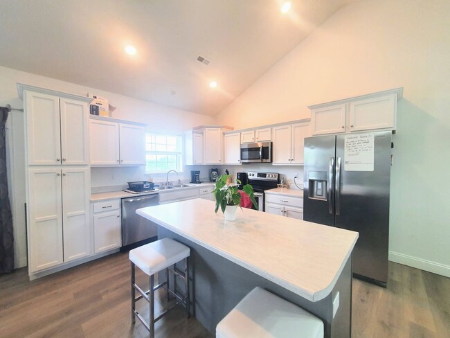 Building Photo - Beautiful home close to post