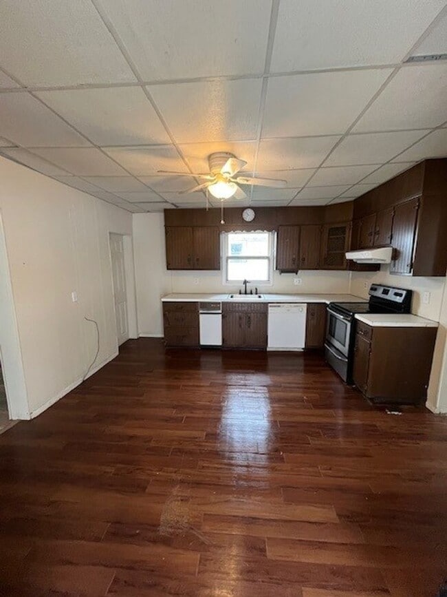 Building Photo - 4 bedroom 2 bathroom